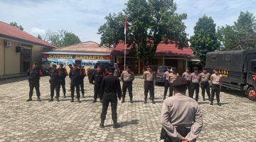 Respon Cepat Polres Pesisir Barat Tanggulangi Banjir di Kantor Pemda Pesisir Barat