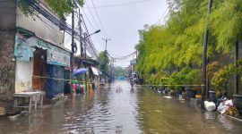 Jalan Pos Polisi Kapuk, Jakarta Barat Tergenang Air (Foto: Tikampost)