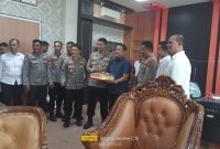 Kapolres Dharmasraya Beri Kejutan Ulang Tahun ke-48 Ketua DPRD Jemi Hendra