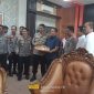 Kapolres Dharmasraya Beri Kejutan Ulang Tahun ke-48 Ketua DPRD Jemi Hendra