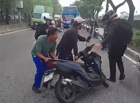 Kondisi Jalan Daan Mogot, Jakarta Barat, yang dipenuhi lubang 