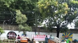 Aktivitas pedagang dijalan kali baru timur kapuk terkesan cuek dengan spanduk larangan berjualan 