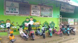 Tampak depan gedung MIN 2 Way Kanan di Kecamatan Banjit, Kabupaten Way Kanan. Hingga berita ini diterbitkan, pihak sekolah belum memberikan klarifikasi terkait isu yang beredar.