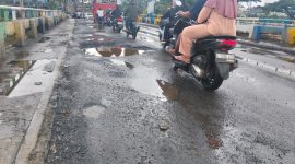 Jalan berlubang di Jembatan Baru, Kapuk, Jakarta Barat, (1/2/2026