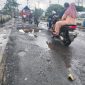 Jalan berlubang di Jembatan Baru, Kapuk, Jakarta Barat, (1/2/2026