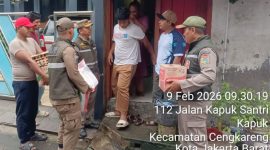 Satpol PP Kelurahan Kapuk Salurkan Bantuan Sosial dari Tokoh Masyarakat Haji Ismail untuk warga