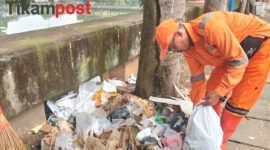 Petugas Penanganan Prasarana dan Sarana Umum (PPSU) Kelurahan Kapuk bersihkan sampah di Jalan Tanggul Timur yang berasal dari limbah rumah tangga serta sisa aktivitas pedagang yang berjualan di trotoar (Foto.Tikampost/rwn)