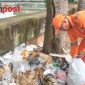 Petugas Penanganan Prasarana dan Sarana Umum (PPSU) Kelurahan Kapuk bersihkan sampah di Jalan Tanggul Timur yang berasal dari limbah rumah tangga serta sisa aktivitas pedagang yang berjualan di trotoar (Foto.Tikampost/rwn)