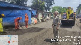Lurah Kapuk M. Arief Budiman Monitoring Perbaikan Jalan Rusak Dijalan Kali Baru Timur