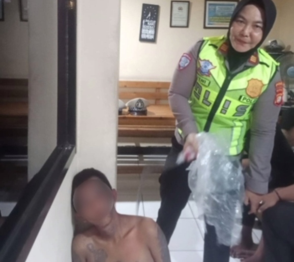 Foto Istimewa Kanit Lantas Cengkareng Polres Metro Jakarta Barat, AKP Yeni saat mengamankan pelaku begal