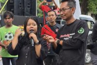 Ketua Umum Rumah Berdaya Pengemudi Indonesia (RBPI) Ika Rostianti saat orasi aksi damai di Korlantaspolri 