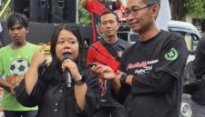 Ketua Umum Rumah Berdaya Pengemudi Indonesia (RBPI) Ika Rostianti saat orasi aksi damai di Korlantaspolri 