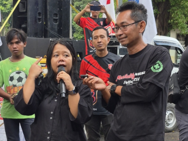 Ketua Umum Rumah Berdaya Pengemudi Indonesia (RBPI) Ika Rostianti saat orasi aksi damai di Korlantaspolri 