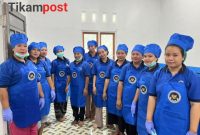 Warga setempat dilibatkan dalam pengelolaan kebersihan, khususnya sebagai tenaga jasa angkut sampah dan limbah dari aktivitas dapur MBG