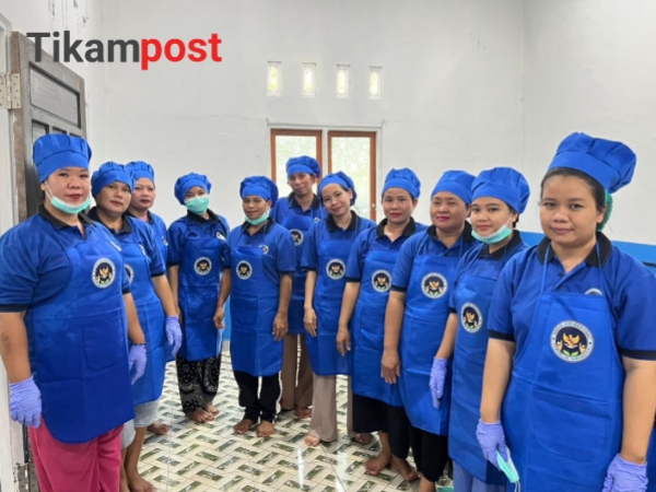 Warga setempat dilibatkan dalam pengelolaan kebersihan, khususnya sebagai tenaga jasa angkut sampah dan limbah dari aktivitas dapur MBG