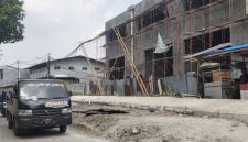 Foto Proyek bangunan yang diduga menyerobot fasilitas umum di Jalan Peternakan III, Kelurahan Kapuk, Kecamatan Cengkareng, Jakarta Barat