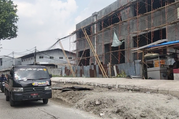 Foto Proyek bangunan yang diduga menyerobot fasilitas umum di Jalan Peternakan III, Kelurahan Kapuk, Kecamatan Cengkareng, Jakarta Barat