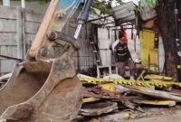 Foto Aktivitas Ekskavator sedang mebongkar Bangunan Liar di Pakuwon, Cengkareng Timur 