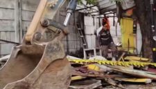 Foto Aktivitas Ekskavator sedang mebongkar Bangunan Liar di Pakuwon, Cengkareng Timur 
