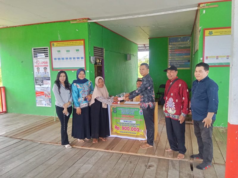 Pemdes Bina Jaya Salurkan BLT Dana Desa kepada Enam KPM
