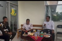 Foto: Komandan Denpom II/3 Lampung saat bersilaturahmi dan berdiskusi bersama jajaran Subdenpom Persiapan Kabupaten Way Kanan serta perwakilan media yang tergabung dalam DPC PWRI Kabupaten Way Kanan di Markas Subdenpom Persiapan Way Kanan, Sabtu (14/6/2026). Dalam kunjungan tersebut, Komandan Denpom II/3 Lampung menekankan pentingnya disiplin, profesionalisme, dan menjaga nama baik institusi Polisi Militer. (Foto: Tikampost.id)