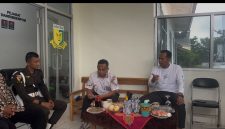 Foto: Komandan Denpom II/3 Lampung saat bersilaturahmi dan berdiskusi bersama jajaran Subdenpom Persiapan Kabupaten Way Kanan serta perwakilan media yang tergabung dalam DPC PWRI Kabupaten Way Kanan di Markas Subdenpom Persiapan Way Kanan, Sabtu (14/6/2026). Dalam kunjungan tersebut, Komandan Denpom II/3 Lampung menekankan pentingnya disiplin, profesionalisme, dan menjaga nama baik institusi Polisi Militer. (Foto: Tikampost.id)