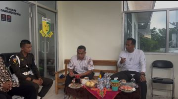 Foto: Komandan Denpom II/3 Lampung saat bersilaturahmi dan berdiskusi bersama jajaran Subdenpom Persiapan Kabupaten Way Kanan serta perwakilan media yang tergabung dalam DPC PWRI Kabupaten Way Kanan di Markas Subdenpom Persiapan Way Kanan, Sabtu (14/6/2026). Dalam kunjungan tersebut, Komandan Denpom II/3 Lampung menekankan pentingnya disiplin, profesionalisme, dan menjaga nama baik institusi Polisi Militer. (Foto: Tikampost.id)