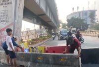 Sejumlah pak ogah yang biasa beroperasi di Perempatan Pesing, Jakarta Barat, diduga nekat membuka barrier beton yang sebelumnya dipasang Dinas Perhubungan (Dishub) DKI Jakarta