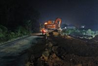 Aktivitas penggalian dalam pekerjaan pemasangan pipa gas pada Senin (28/9/2026) malam sekitar pukul 19.22 WIB, menyebabkan arus lalu lintas di lokasi pekerjaan mengalami gangguan.