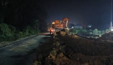 Aktivitas penggalian dalam pekerjaan pemasangan pipa gas pada Senin (28/9/2026) malam sekitar pukul 19.22 WIB, menyebabkan arus lalu lintas di lokasi pekerjaan mengalami gangguan.