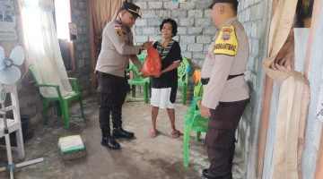 Kapolsek Kendahe Bagikan Bansos kepada Warga Kurang Mampu