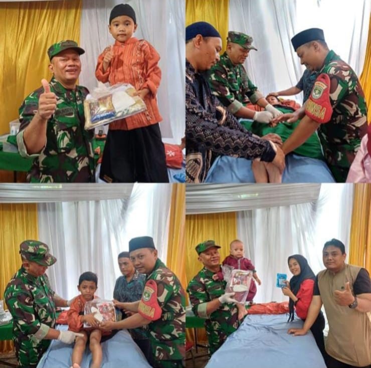 Anggota Koramil 04/Cengkareng bersama tenaga medis saat melaksanakan kegiatan Khitan Subuh gratis bagi anak-anak warga di Mushola Al Ikhlas, Kedaung Kaliangke, Cengkareng, Jakarta Barat