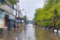 Jalan Pos Polisi Kapuk, Jakarta Barat Tergenang Air (Foto: Tikampost)