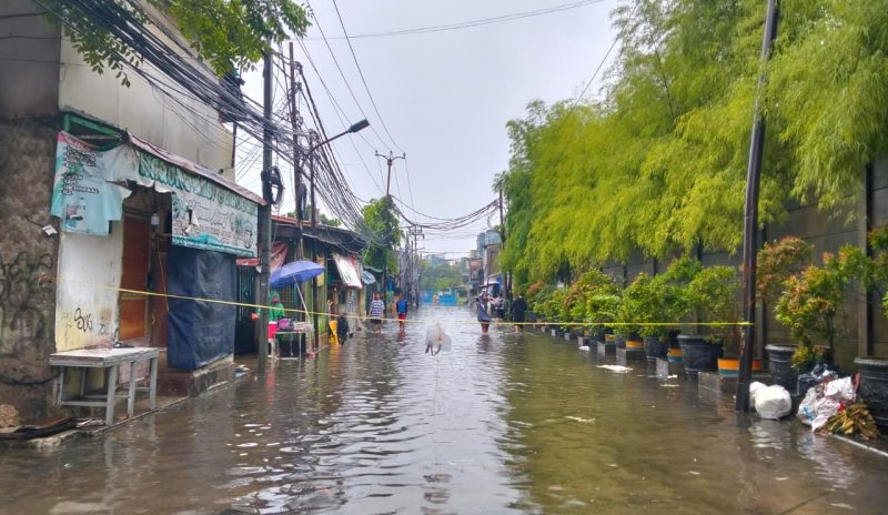Jalan Pos Polisi Kapuk, Jakarta Barat Tergenang Air (Foto: Tikampost)