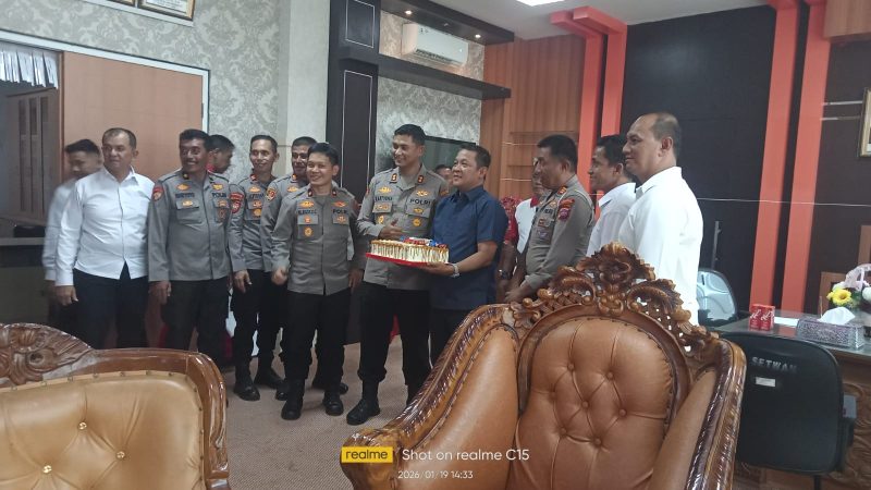 Kapolres Dharmasraya Beri Kejutan Ulang Tahun ke-48 Ketua DPRD Jemi Hendra