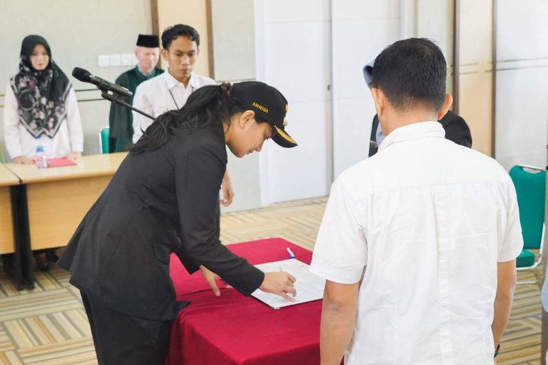 Bupati Dharmasraya, Annisa Suci Ramadhani, resmi melantik Lasmiyati sebagai Kepala Dinas Pertanian Kabupaten Dharmasraya, Rabu (21/1/2026)