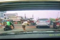 Sejumlah Pak Ogah Nekat Memberhentikan Kendaraan di Simpang Pesing (Foto tangkapan layar @dashcam_owners_indonesia)