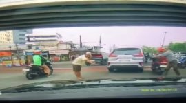 Sejumlah Pak Ogah Nekat Memberhentikan Kendaraan di Simpang Pesing (Foto tangkapan layar @dashcam_owners_indonesia)