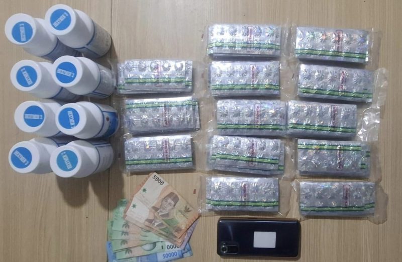 Polisi mengamankan seorang pria berinisial R. Dari tangan tersangka, petugas menemukan ribuan butir obat keras yang diduga dijual tanpa izin edar