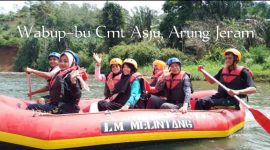 Wakil Bupati Dharmasraya, Leli Arni, menjajal langsung wahana arung jeram di Sungai Asam, Nagari Alahan Nan Tigo, Kecamatan Asam Jujuhan, Sabtu (24/01/2026). 