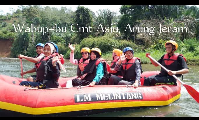 Wakil Bupati Dharmasraya, Leli Arni, menjajal langsung wahana arung jeram di Sungai Asam, Nagari Alahan Nan Tigo, Kecamatan Asam Jujuhan, Sabtu (24/01/2026). 