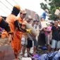 Pemerintah Kota (Pemkot) Administrasi Jakarta Barat mengerahkan puluhan truk dan ratusan personel gabungan bersama warga untuk membersihkan sampah pascabanjir secara serentak di delapan kecamatan, Minggu (25/1/2026).