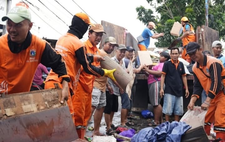 Pemerintah Kota (Pemkot) Administrasi Jakarta Barat mengerahkan puluhan truk dan ratusan personel gabungan bersama warga untuk membersihkan sampah pascabanjir secara serentak di delapan kecamatan, Minggu (25/1/2026).