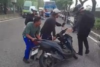 Kondisi Jalan Daan Mogot, Jakarta Barat, yang dipenuhi lubang 