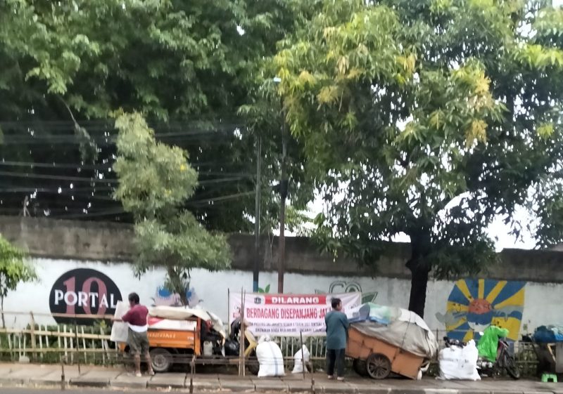 Aktivitas pedagang dijalan kali baru timur kapuk terkesan cuek dengan spanduk larangan berjualan 