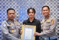 Kakorlantas Polri, Irjen Pol Agus Suryonugroho, memberikan penghargaan kepada seorang sopir truk wingbox