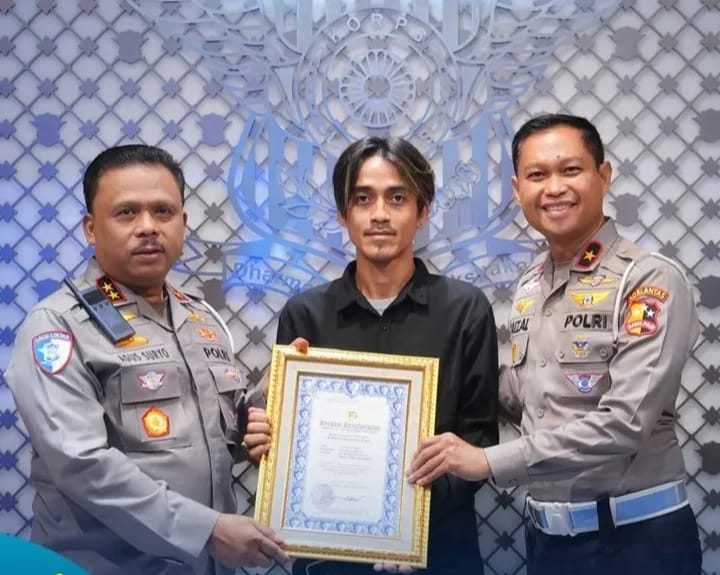 Kakorlantas Polri, Irjen Pol Agus Suryonugroho, memberikan penghargaan kepada seorang sopir truk wingbox