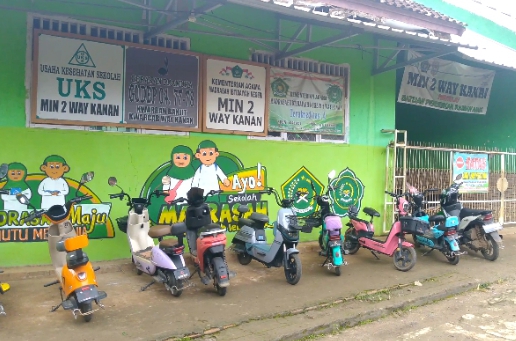 Tampak depan gedung MIN 2 Way Kanan di Kecamatan Banjit, Kabupaten Way Kanan. Hingga berita ini diterbitkan, pihak sekolah belum memberikan klarifikasi terkait isu yang beredar.
