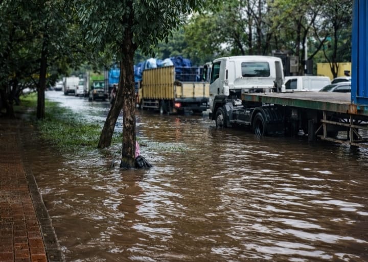 Hujan deras yang mengguyur wilayah Jakarta pada Rabu malam