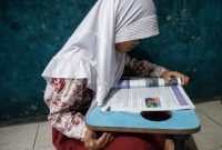 Akibat kondisi cuaca ekstrem, kegiatan belajar mengajar tatap muka di SDN Kapuk 05 Pagi kembali dialihkan ke pembelajaran jarak jauh (PJJ) atau sistem daring.
